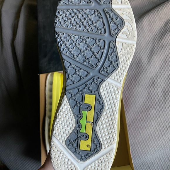LeBron James Air Max 10 Low ‘Sonic Yellow’ men’s basketball shoes - Picture 5 of 7